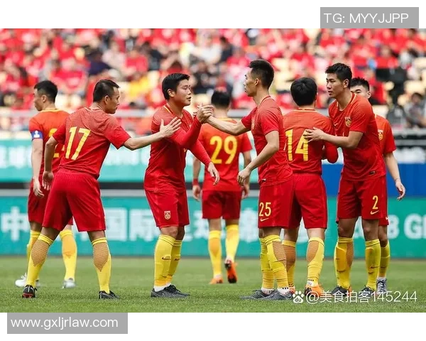 42号足球球星闪耀赛场引领球队奋勇拼搏点燃胜利激情