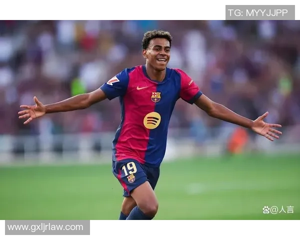 足球球星展现完美腹肌 力量与魅力并存的运动硬汉风采