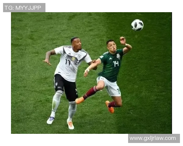 足球球星眨眼瞬间引热议 球场背后的细节让粉丝疯狂点赞 足球球星眨眼瞬间引热议 球场背后的细节让粉丝疯狂点赞