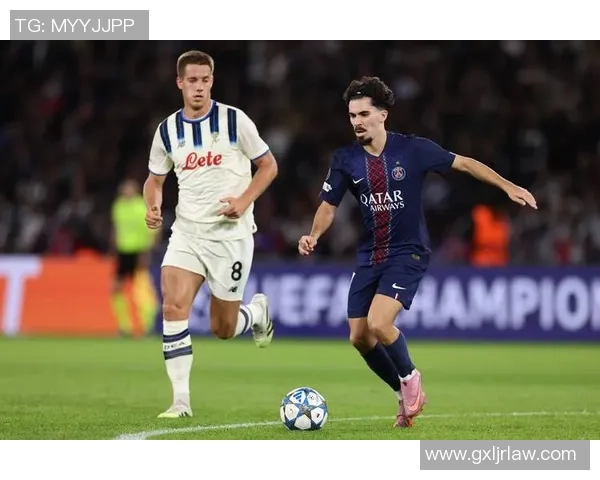 哪些足球球星在观看欧冠比赛时展现过独特的激情和魅力