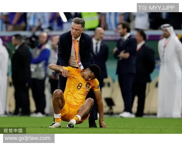 足球明星赛场意外失误内裤掉落瞬间引发热议球迷笑称最尴尬时刻